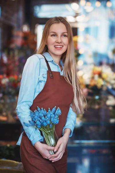 店で花と笑顔の若い女性 — ストック写真