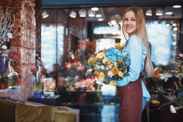 Mujer Joven Sonriente Con Flores Tienda —  Fotos de Stock