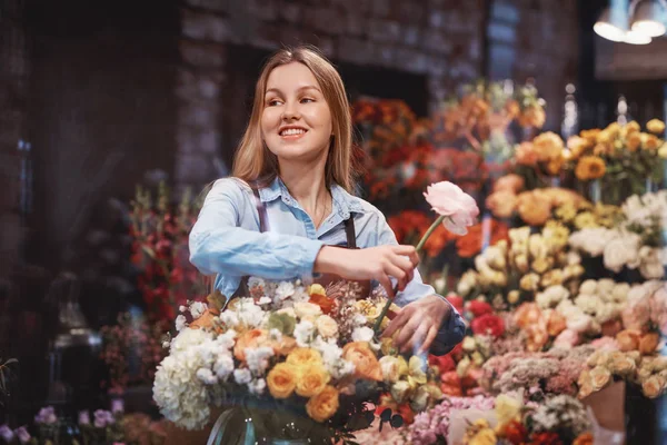 Sorrindo Jovem Florista Com Buquê Flores Loja — Fotografia de Stock