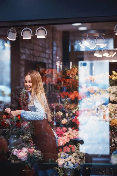 Junge Floristin Mit Blumenstrauß Haus — Stockfoto