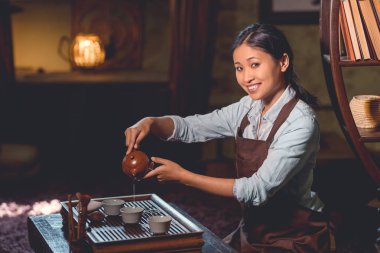 Dökme çay odasında Genç Asyalı kadın