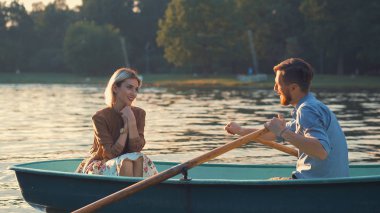 Yaz bir tekne genç Çift