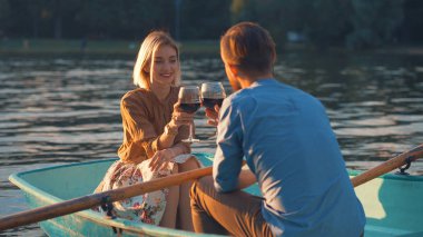 Yaz bir tekne genç Çift