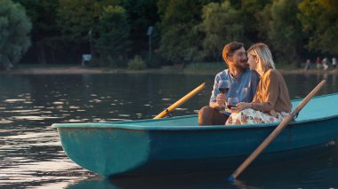 Günbatımında aşık genç bir çift