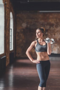 Egzersiz, dumbbells ile atletik genç kız