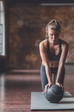 Bir baloda egzersiz ile atletik genç kız