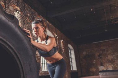 Çatı katında bir tekerlek olan sportif kadın