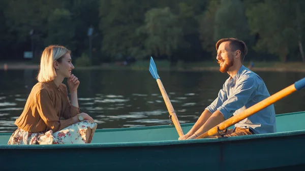 Junges Attraktives Paar Bei Einem Date — Stockfoto