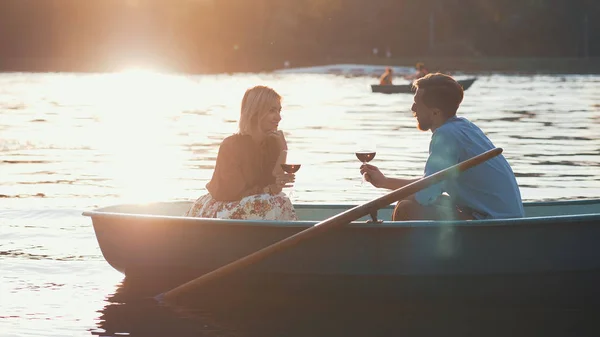 Young Couple Boat Sunset — Stock Photo, Image