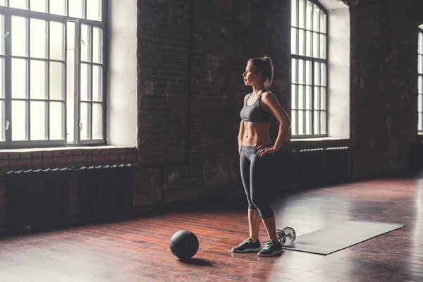 Jeune Fille Sportive Avec Une Balle Dans Grenier — Photo