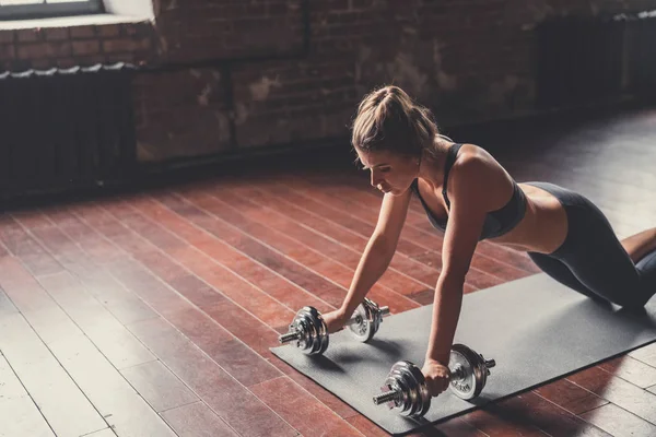 Çatı Katında Dumbbells Ile Genç Kız — Stok fotoğraf