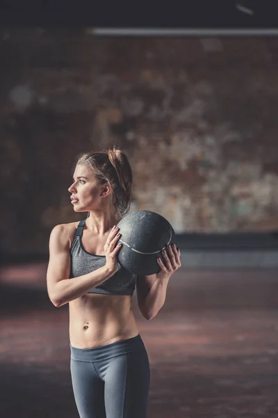 Sportieve Jong Meisje Met Een Bal Het Hok — Stockfoto