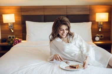 Güzel genç kız otel odasında