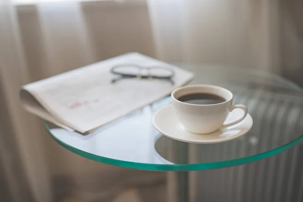 Una Taza Café Con Periódico Sobre Mesa — Foto de Stock