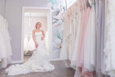 Depodaki çekici genç gelin