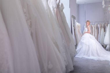 Deposundaki beyaz elbiseli çekici genç gelin