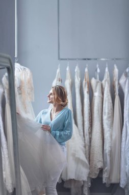 Genç çekici kız bir gelinlik içinde belgili tanımlık stok seçer.