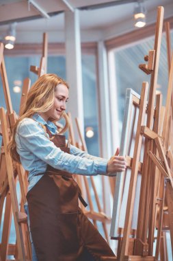 Sephalar Studio çekici genç sanatçı