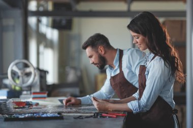 Atölyede çalışan genç insanlar