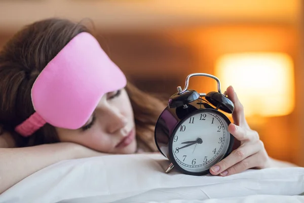 Dormir Chica Joven Con Despertador Casa — Foto de Stock