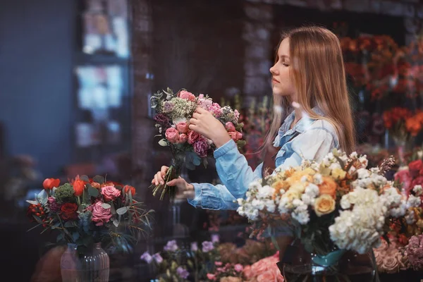 店の花と若い花屋 — ストック写真