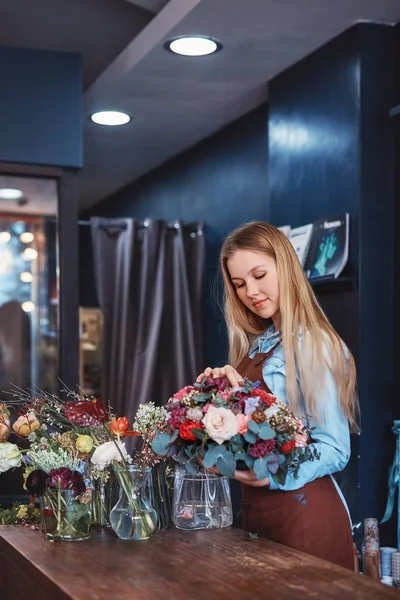 Unga Florist Med Blommor Bakom Disken — Stockfoto