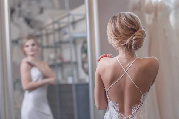 Jolie Jeune Mariée Dans Magasin — Photo