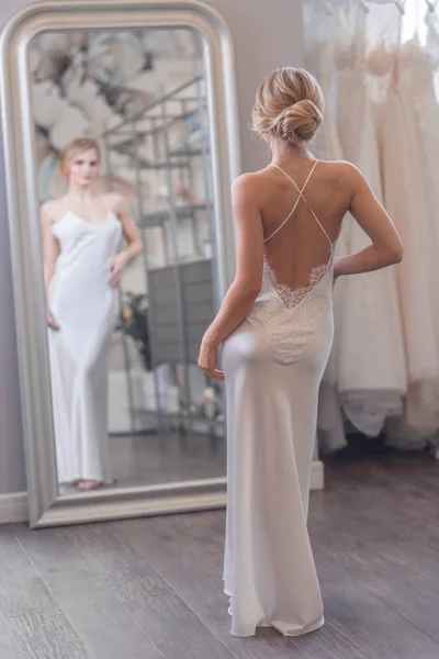 Attraktive Junge Braut Spiegel Drinnen — Stockfoto