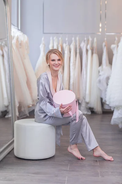 Smiling Beautiful Woman Box Store — Stock Photo, Image