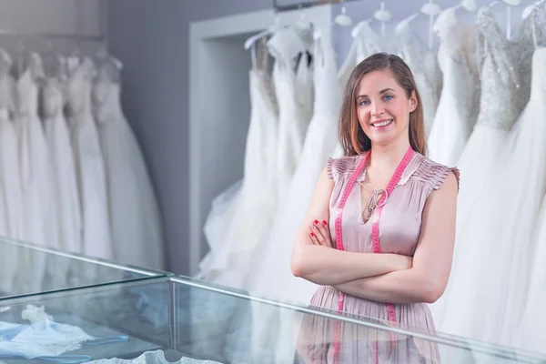 Jonge Lachende Verkoper Een Winkel Van Bruiloft — Stockfoto