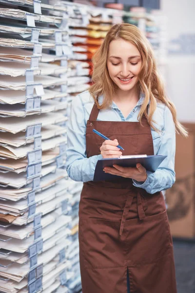 Lächelndes Junges Mädchen Schürze Geschäft — Stockfoto