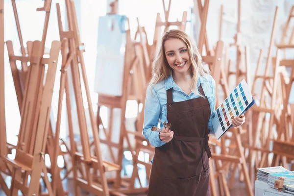 Sephalar mağaza ile gülümseyen genç kız