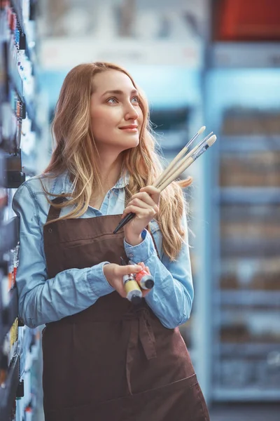Young Girl Apron Store — Stock Photo, Image