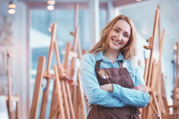 Atrakcyjna Młoda Artystka Sztalugi Studio — Zdjęcie stockowe