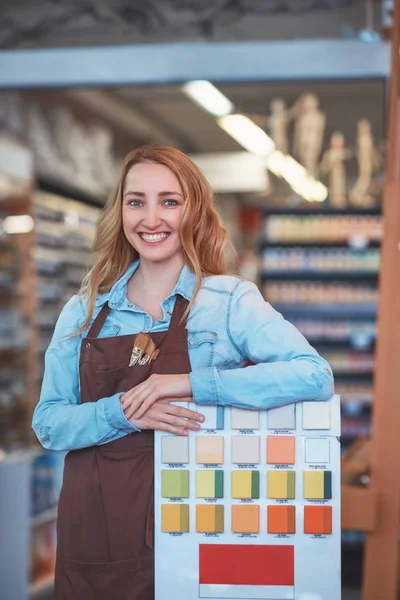 Lächelndes Junges Mädchen Schürze Geschäft — Stockfoto