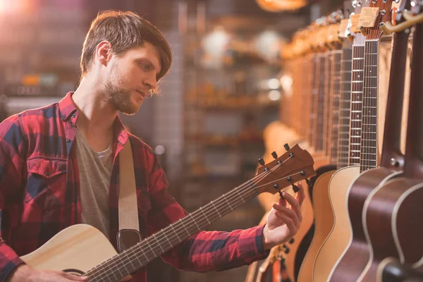 Młody Mężczyzna Gra Gitarze Sklepie — Zdjęcie stockowe