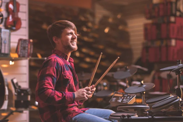 Joven Tocando Batería Tienda — Foto de Stock