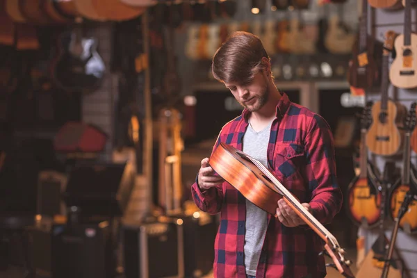 Młody Człowiek Ukulele Sklepie — Zdjęcie stockowe