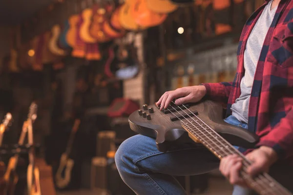 Ung Musiker Med Gitarr Butiken — Stockfoto