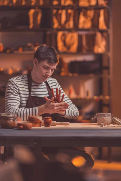 Joven Trabajo Cerámica — Foto de Stock