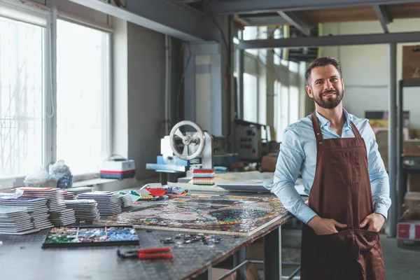 Olgun gülümseyerek adam atölye