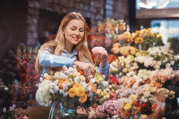 Sorridente Ragazza Con Fiori Nel Negozio Fotografia Stock