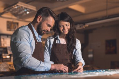 Atölyede çalışan genç insanlar