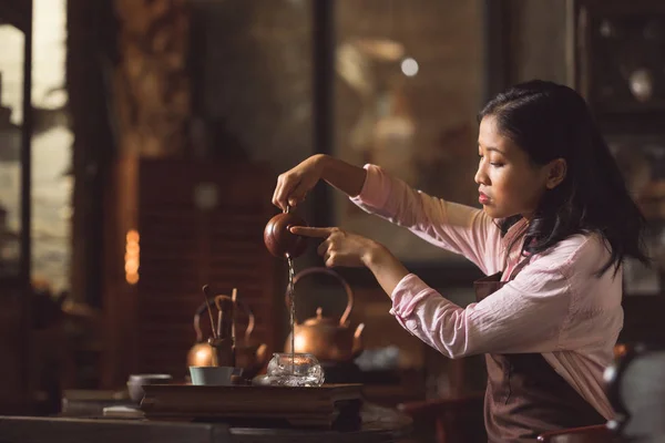 Młoda Dziewczyna Azji Zalewanie Herbaty Pokoju — Zdjęcie stockowe