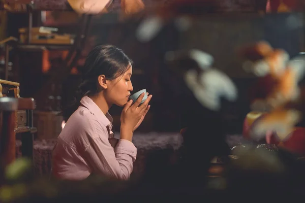 在房间里喝茶的年轻亚洲女孩 — 图库照片