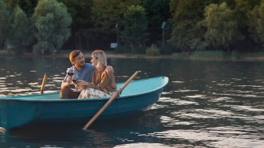 Bir tarihi bir teknede çekici çift