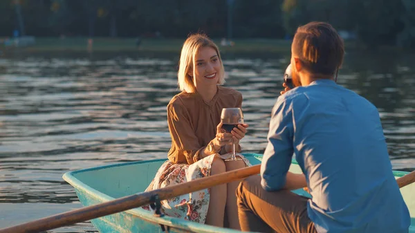 Jeune Couple Avec Verre Vin Dans Bateau — Photo