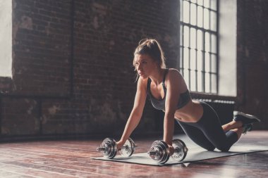 Çatı katında spor yaparken bir genç kız