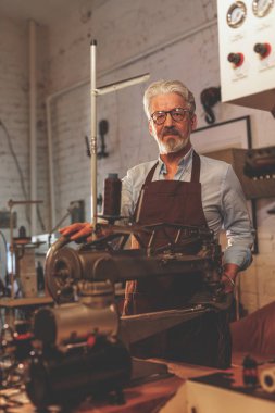 Yaşlı Ana fabrikada önlük