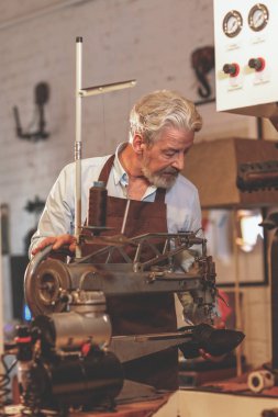 Yaşlı Ana fabrikada önlük